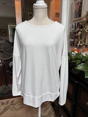 Apana Women's White Long-Sleeve Lightweight Crewneck Top